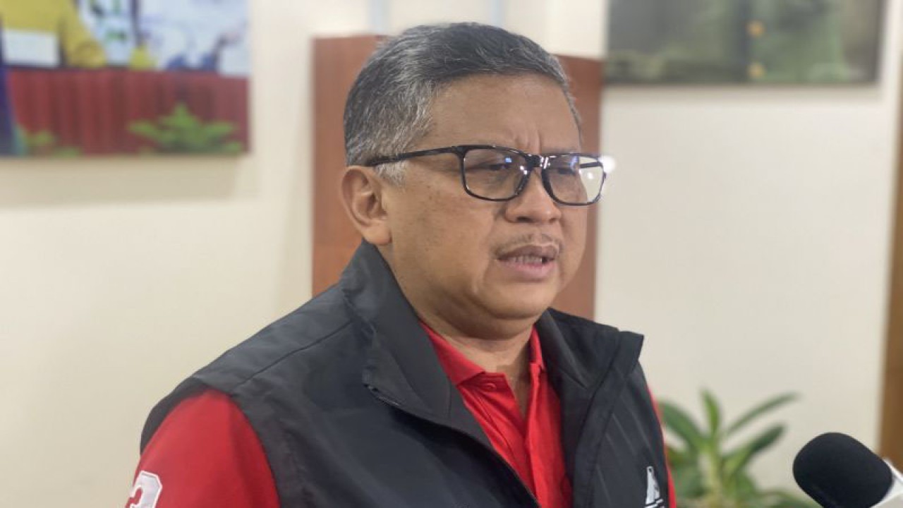 Sekretaris TPN Ganjar-Mahfud, Hasto Kristiyanto, usai nonton bersama Debat Ketiga Capres Pemilu 2024 bersama relawan Ganjar-Mahfud di Jakarta, Minggu (7/1/2024). (ANTARA/Hreeloita Dharma Shanti)