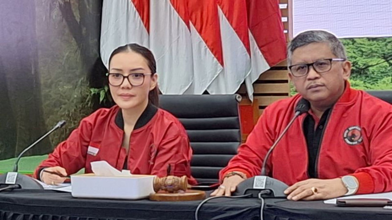Sekretaris Jenderal PDI Perjuangan Hasto Kristiyanto (kanan) dan Anggota Badan Bantuan Hukum dan Advokasi PDIP Perjuangan Paskaria Tombi dalam jumpa pers di Kantor DPP PDIP, Jakarta Pusat, Selasa (2/1/2024). ANTARA/Fianda Sjofjan Rassat