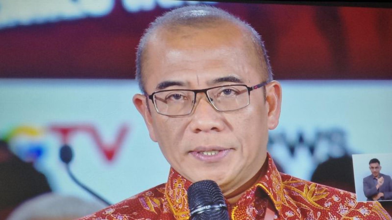 Ketua KPU RI Hasyim Asy'ari saat membuka debat ketiga Pilpres 2024 di Istora Senayan, Jakarta, Minggu (7/1/202) malam. ANTARA FOTO/ Hana Kinarina
