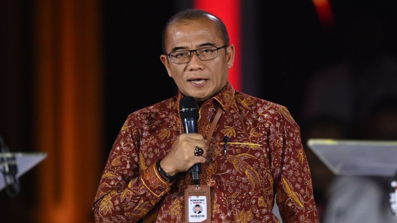 Ketua KPU RI Hasyim Asy'ari memberi sambutan sebelum debat ketiga Pilpres 2024 di Istora Senayan, Jakarta, Minggu (7/1/2024). ANTARA FOTO/Aditya Pradana Putra/foc.