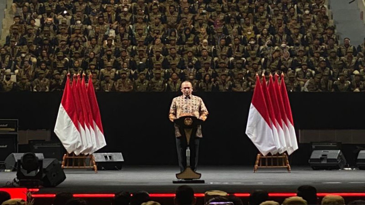 Ketua KPU Hasyim Asy’ari menyampaikan hasil laporan KPU kepada Presiden RI Joko Widodo dan jajaran dalam Rapat Konsolidasi Nasional di Jakarta, Sabtu (30/12/2023). (ANTARA/Hreeloita Dharma Shanti)
