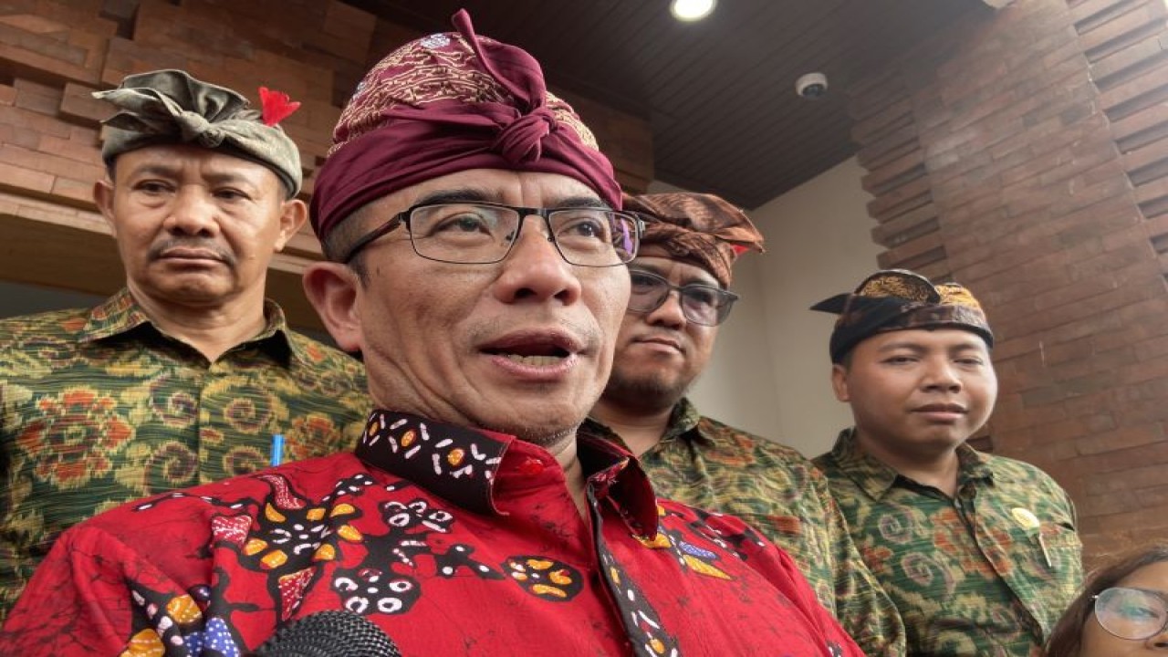 Ketua KPU RI Hasyim Asy’ari saat diwawancara soal temuan PPATK terkait aliran dana kampanye di Denpasar, Bali, Kamis (11/1/2024). ANTARA/Ni Putu Putri Muliantari