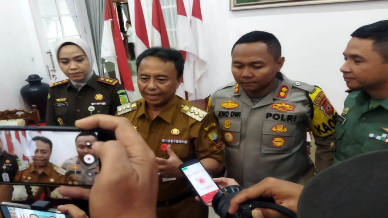 Penjabat Bupati Sumedang Herman Suryatman memberikan keterangan pers usai rapat koordinasi pimpinan daerah di Gedung Negara Sumedang, Jawa Barat, Senin (8/1/2024). (ANTARA/HO-Pokja Wartawan Sumedang)