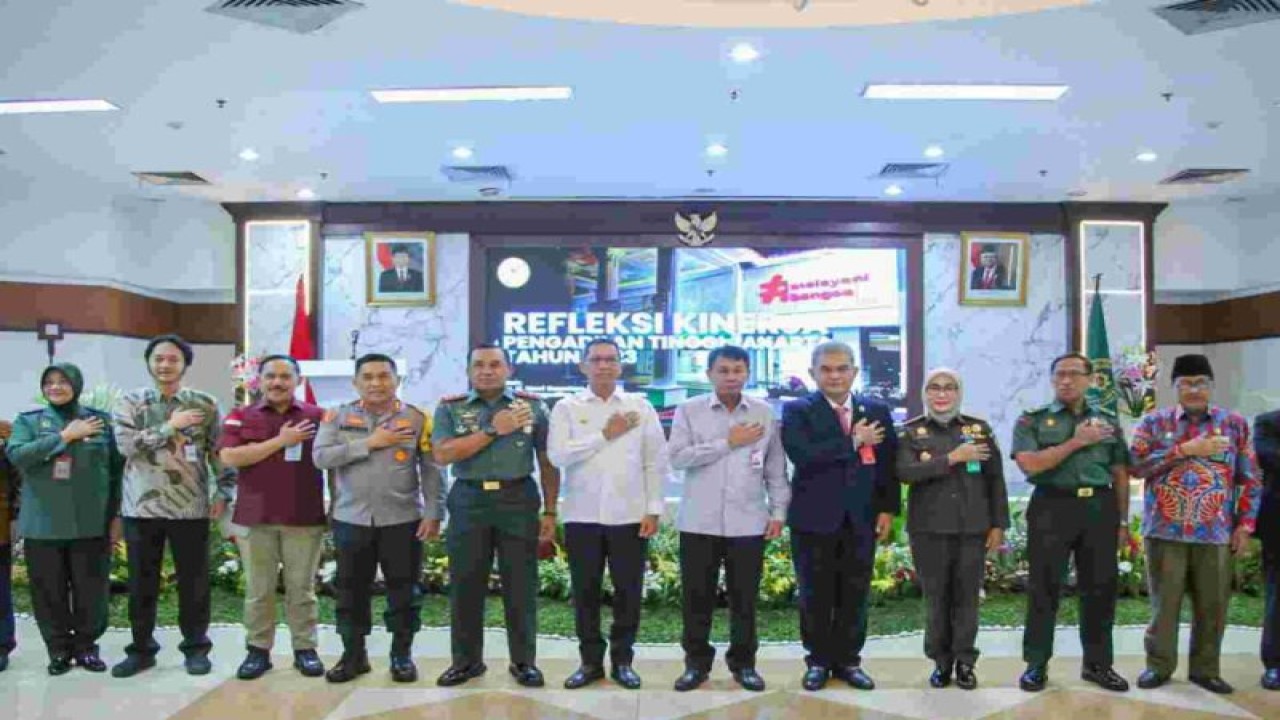 Penjabat (Pj) Gubernur DKI Jakarta Heru Budi Hartono bersama jajaran Pengadilan Tinggi DKI Jakarta, Kejaksaan Tinggi DKI Jakarta, Polda Metro Jaya, dan Kodam Jaya dalam acara "Refleksi Kinerja Pengadilan Tinggi DKI Jakarta Tahun 2023" di Kantor Pengadilan Tinggi DKI Jakarta, Jakarta Pusat, Kamis (4/1/2024). ANTARA/ HO-Pemprov DKI Jakarta
