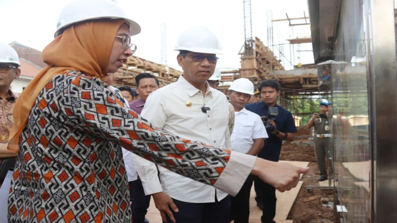 Penjabat (Pj) Gubernur DKI Jakarta Heru Budi Hartono dan Pelaksana Tugas (Plt) Kepala Dinas SDA DKI Jakarta Ika Agustin saat berkunjung ke proyek pembangunan Pompa Kemang Raya, Mampang Prapatan, Jakarta Selatan, Kamis (11/1/2024). ANTARA/HO-Kominfotik Jakarta Selatan