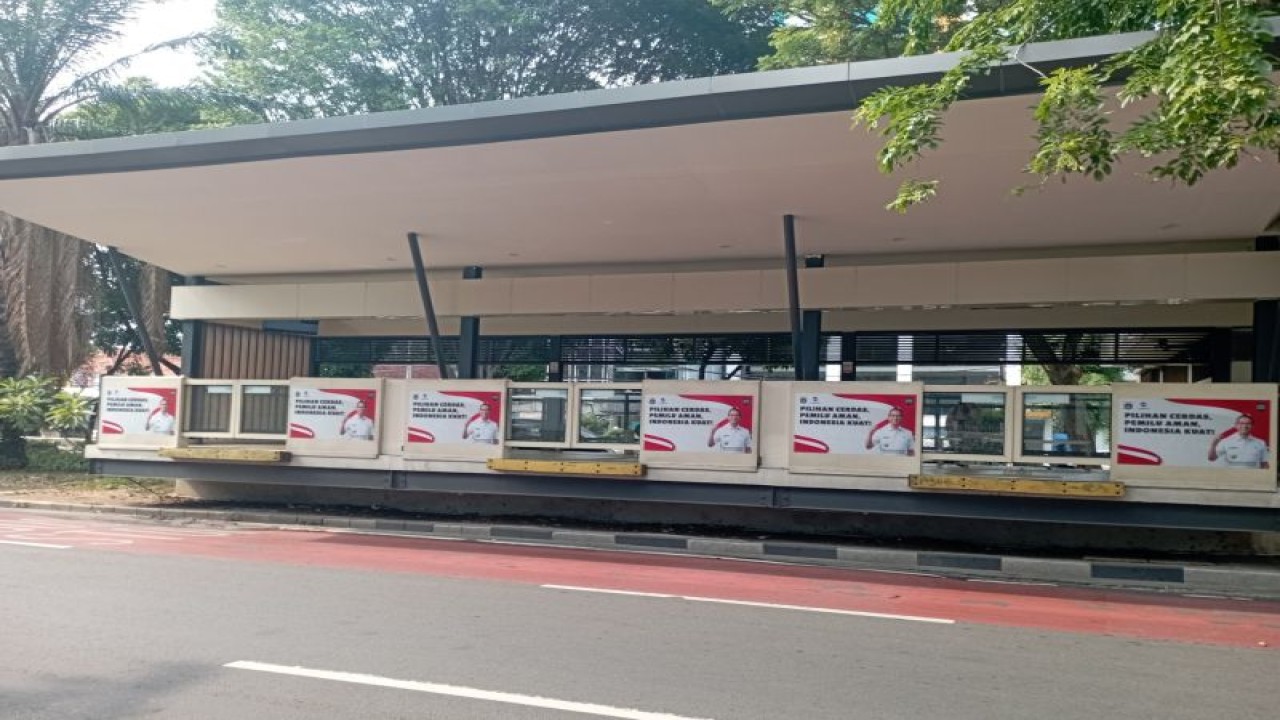 Stiker Penjabat (Pj) Gubernur DKI Jakarta Heru Budi Hartono yang terpasang di sejumlah halte TransJakarta. ANTARA/Dokumentasi Pribadi