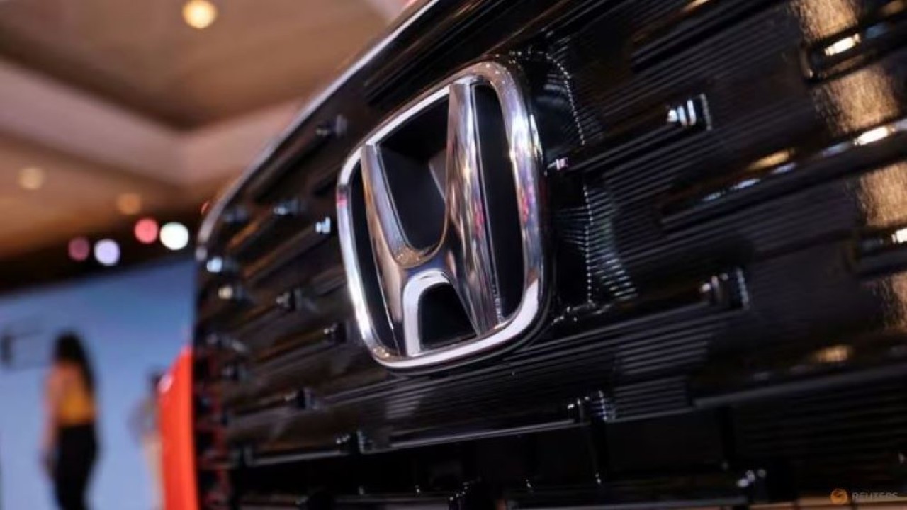 Logo Honda terlihat di grill depan SUV baru Elevate, saat pemutaran perdana dunianya, di sebuah acara di New Delhi, India, 6 Juni 2023. (Dok/Anushree Fadnavis/Reuters)