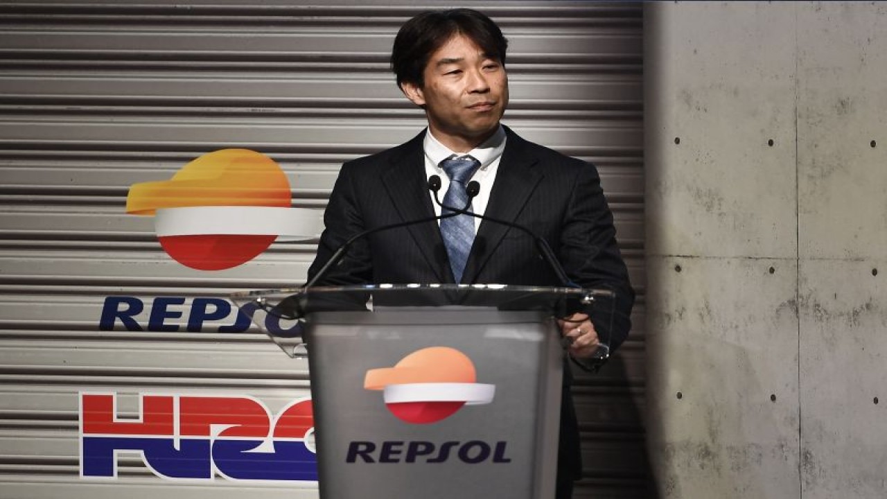 Direktur HRC - General Manager Divisi Manajemen Operasi Balap, Tetsuhiro Kuwata, memberikan pidato saat melakukan presentasi Repsol Honda di Madrid, 23 Januari 201. (ANTARA/AFP/PIERRE-PHILIPPE MARCOU)