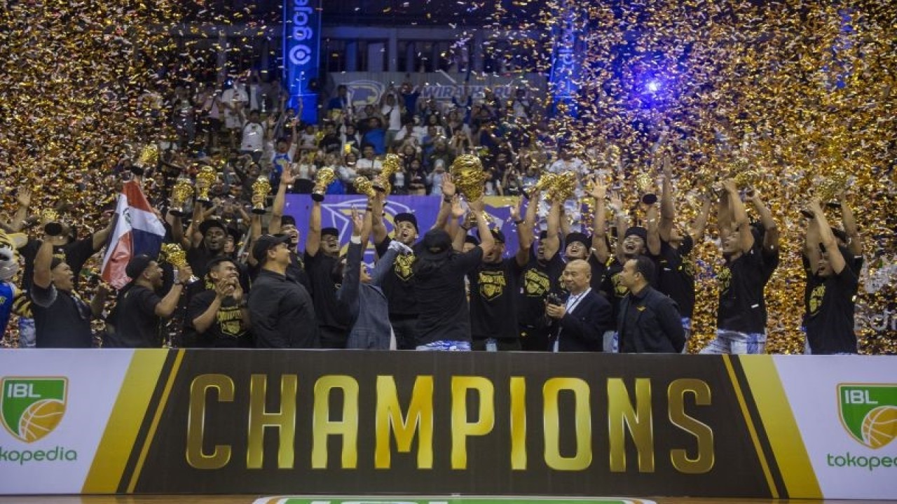Tim Basket Prawira Harum Bandung melakukan perayaan kemenangan dengan mengangkat tropi IBL 2023 seusai Final Indonesia Basket League (IBL) 2023 di GOR C-Tra Arena, Bandung, Jawa Barat, Sabtu (22/7/2023). Prawira Harum Bandung berhasil menjadi juara IBL 2023 usai mengalahkan Pelita Jaya Bakrie Jakarta dengan skor 63-58. ANTARA FOTO/M Agung Rajasa/foc.