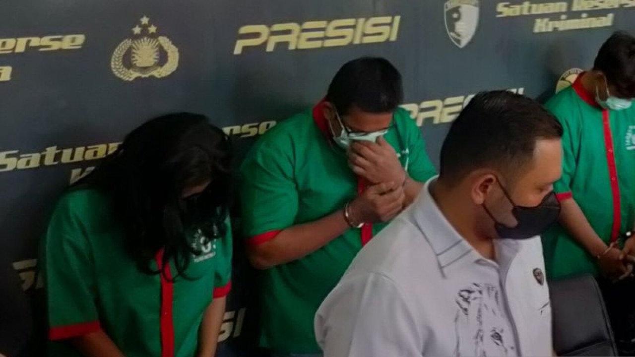 Ibra Azhari dan wanita berinisial NDY dalam jumpa pers pengungkapan kasus penyalahgunaan narkotika di Polres Metro Jakarta Barat, Senin (8/1/2024). ANTARA/Risky Syukur