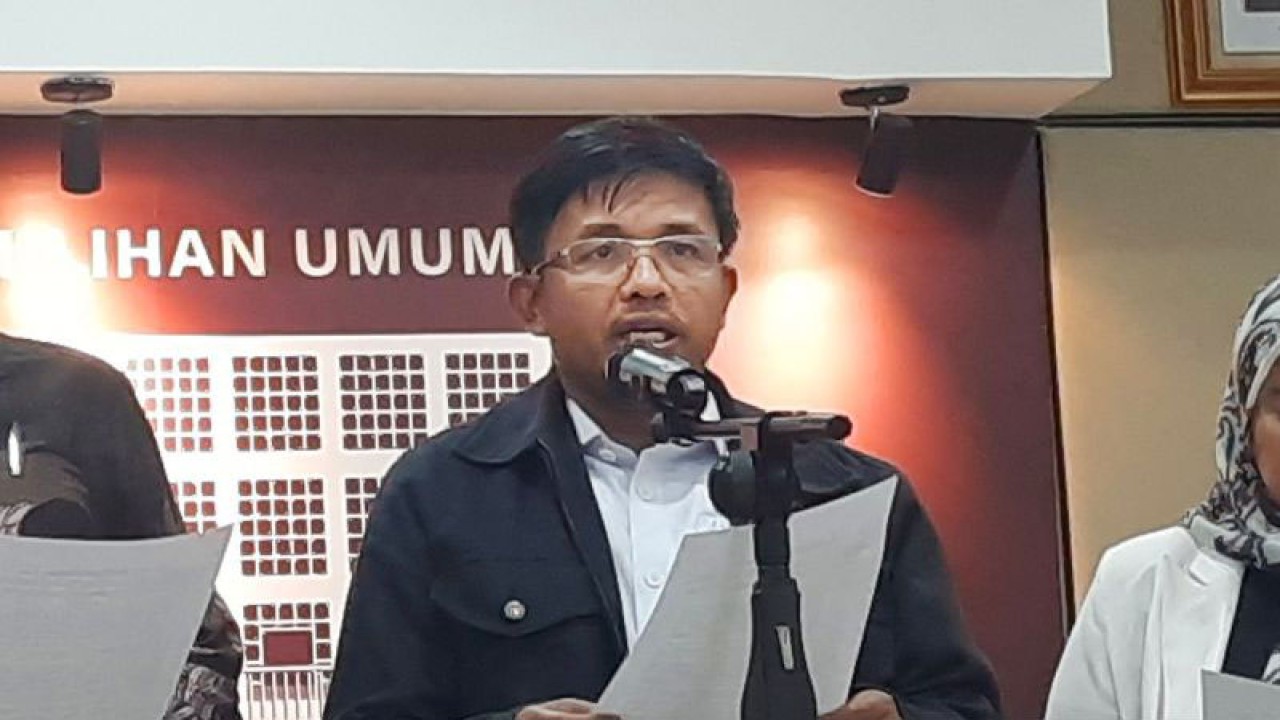 Arsip foto - Anggota KPU RI Idham Holik di Media Centre KPU, Jakarta, Senin (16/10/2023). ANTARA/Narda Margaretha Sinambela/aa.