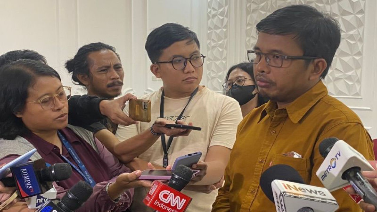 Anggota KPU RI Idham Holik saat memberikan keterangan usai menghadiri acara Uji Coba Tiga Rancangan PKPU di Jakarta, Kamis (11/1/2024). (ANTARA/Hreeloita Dharma Shanti)