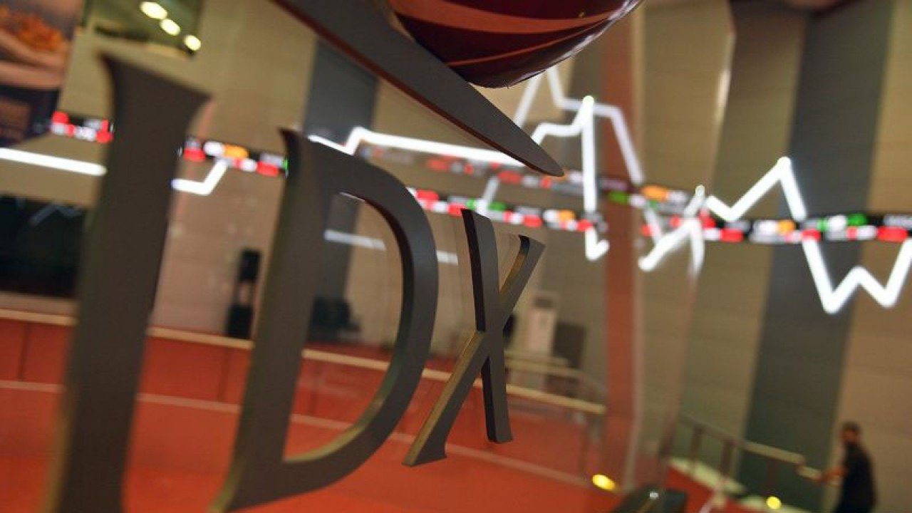 Ilustrasi - Karyawan melintas di dekat monitor pergerakan Indeks Harga Saham Gabungan (IHSG) di Bursa Efek Indonesia, Jakarta. ANTARA FOTO/Sigid Kurniawan/kye/aa.