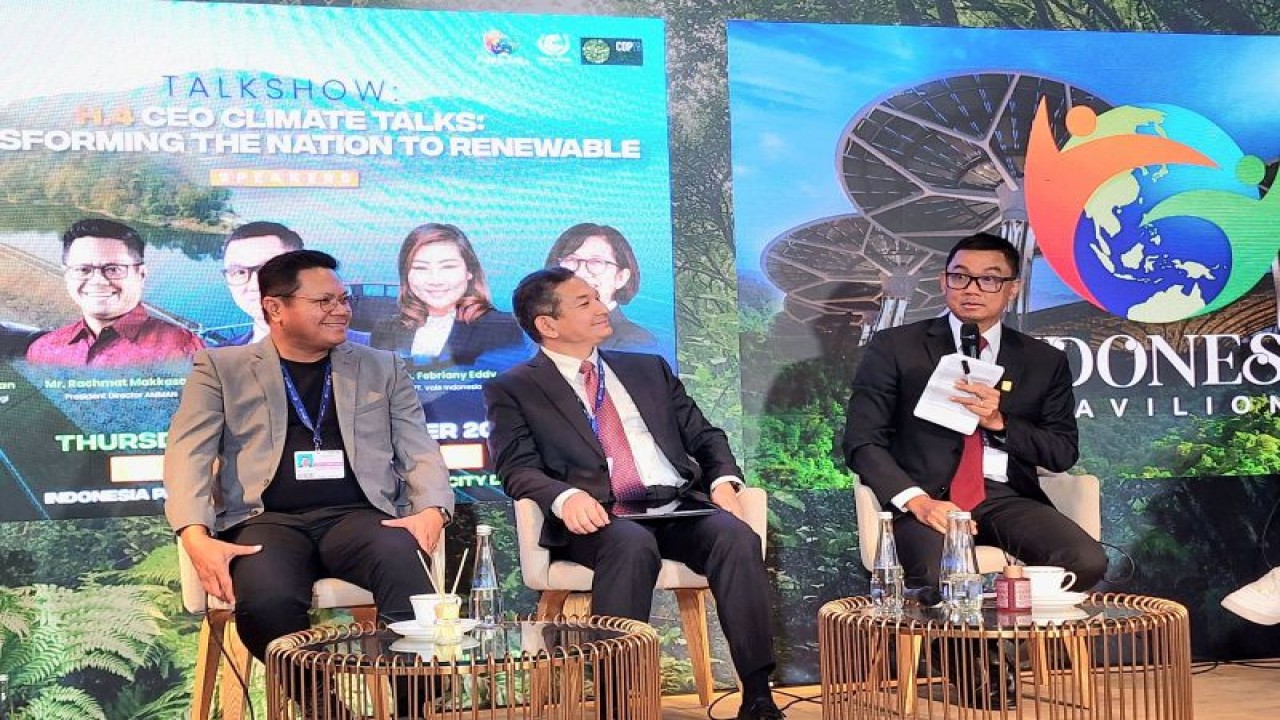 Ilustrasi Direktur Utama PLN Darmawan Prasodjo (kanan) menyampaikan transisi energi melalui percepatan pengembangan energi terbarukan juga merupakan peluang bagi kita untuk membangun kapasitas nasional, menciptakan lebih banyak lapangan kerja, memberikan kesejahteraan bagi masyarakat, mengentaskan kemiskinan dan pada saat yang sama juga menjaga kelestarian lingkungan pada sesi talkshow bertajuk CEO Climate Talks: Transforming The Nation to Renewable di Pavilion Indonesia COP28, Dubai, Uni Emirat Arab. ANTARA/HO-PLN