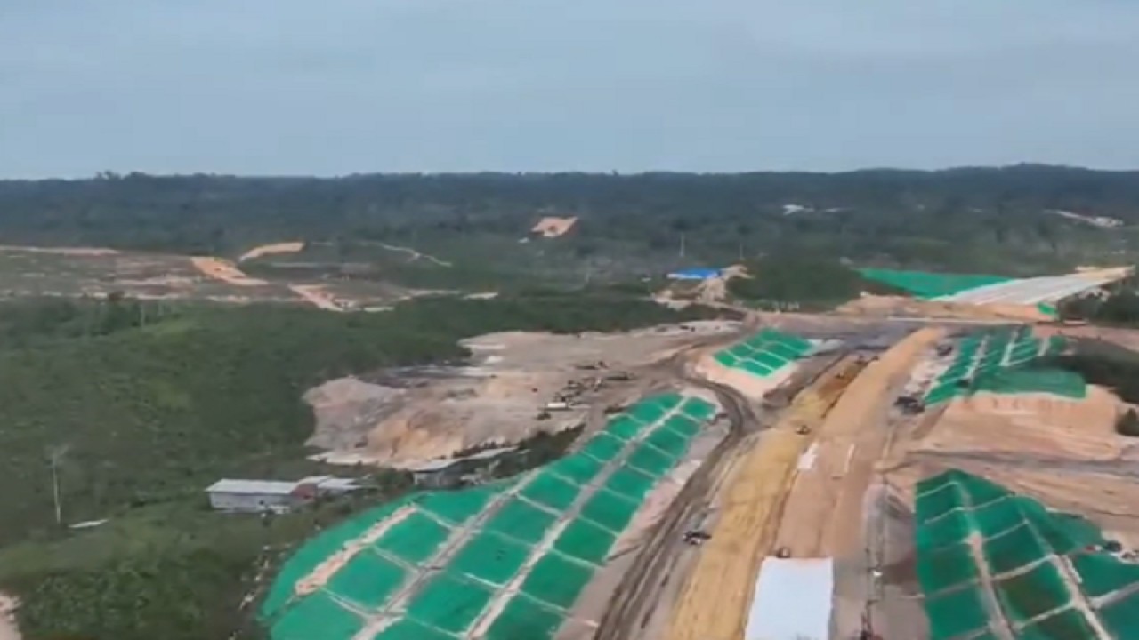 Pembangunan Jalan Tol IKN Nusantara Seksi 5A oleh Kementerian PUPR. ANTARA/HO - Kementerian PUPR