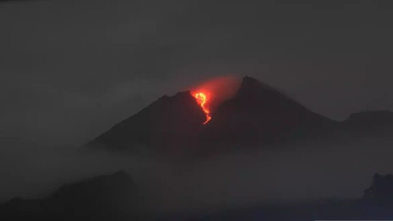 Ilustrasi - Aktivitas erupsi Gunung Merapi di Jawa Tengah. ANTARA/HO-Kementerian ESDM
