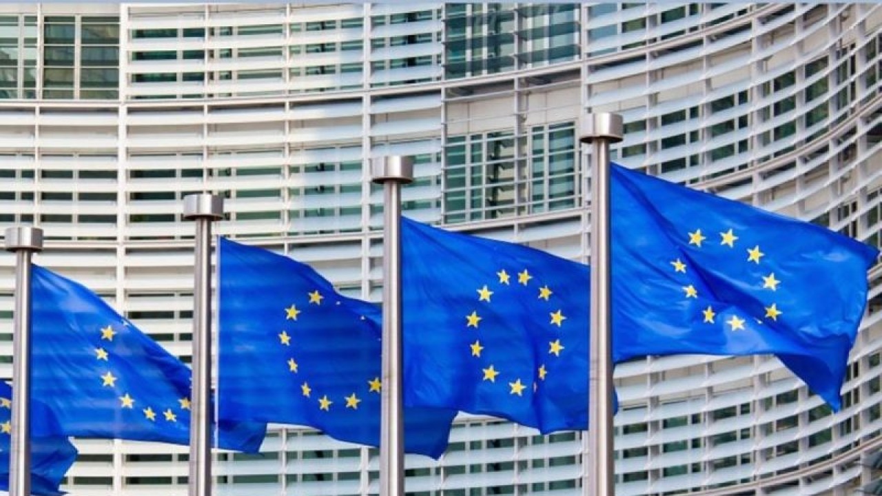 Ilustrasi - Bendera Uni Eropa di depan gedung Markas Komisi Eropa di Brussels, Belgia, Eropa. (ANTARA/Shutterstock/pri.)