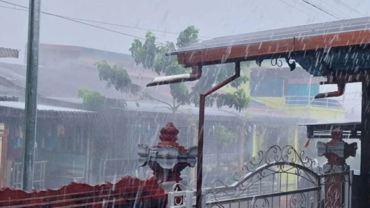 Ilustrasi - Hujan deras di Kota Kupang, NTT. ANTARA/Aloysius Lewokeda