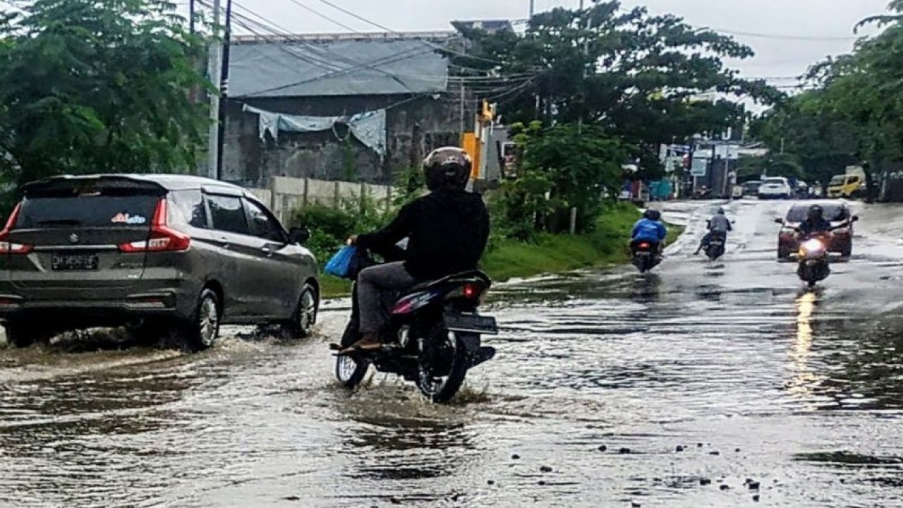 Ilustrasi - Kondisi jalanan di Kota Kupang, NTT yang diguyur hujan beberapa waktu lalu. (ANTARA/Fransiska Mariana Nuka)
