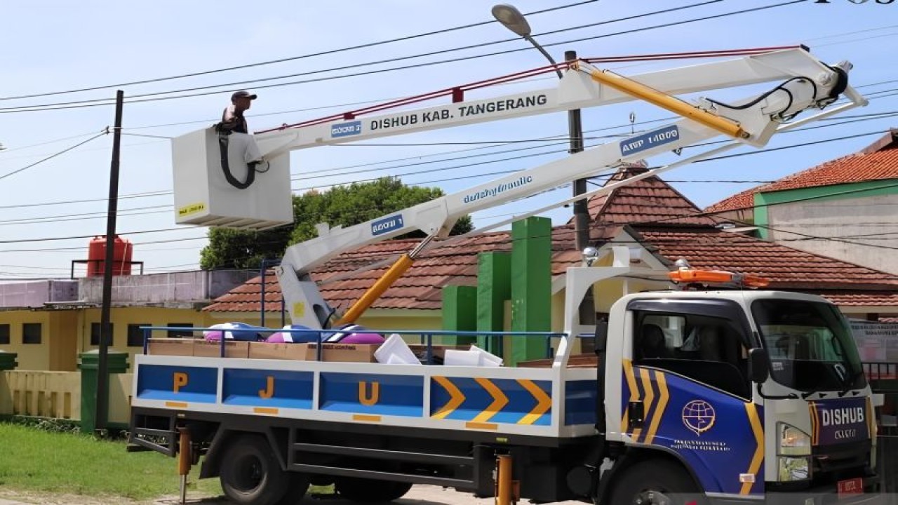 Ilustrasi - Petugas Dishub saat melakukan pemasangan JPU (ANTARA/Azmi)