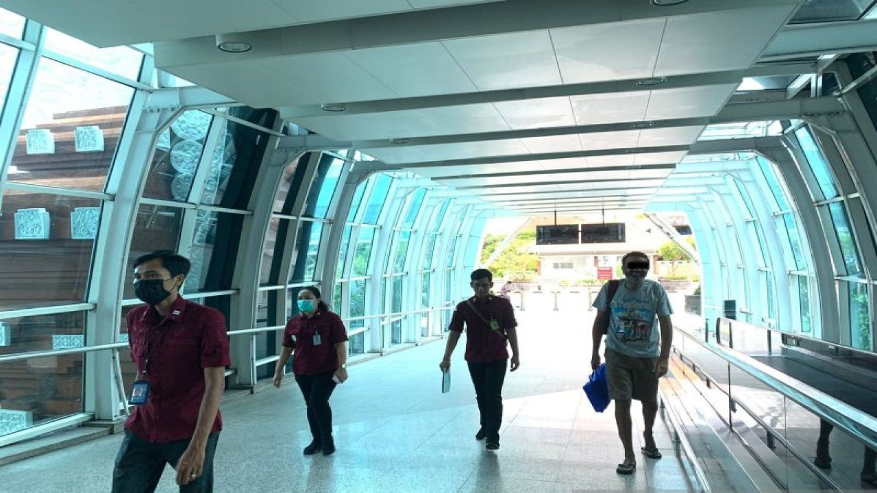 Imigrasi mendeportasi WNA asal Mesir (kanan) setelah tidak bisa membayar denda melewati izin tinggal di Denpasar, Bali, Rabu (17/1/2024). ANTARA/HO-Kemenkumham Bali