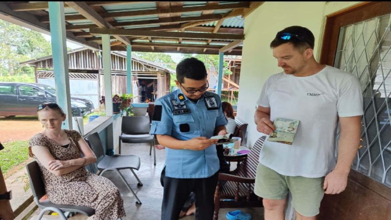 Petugas Imigrasi Putussibau melakukan pemeriksaan dokumen keimigrasian orang asing di wilayah Kabupaten Kapuas Hulu, Provinsi Kalimantan Barat. ANTARA/HO-Humas Imigrasi Putussibau. (Teofilusianto Timotius)