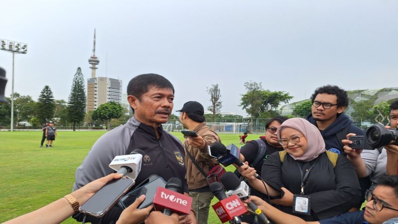 Pelatih tim nasional Indonesia U-19 sekaligus Direktur Teknik timnas Indonesia Indra Sjafri seusai memimpin latihan timnas Indonesia U-19 di Lapangan A, Komplek Gelora Bung Karno, Kamis (04/01/2023). (ANTARA/FAJAR SATRIYO)