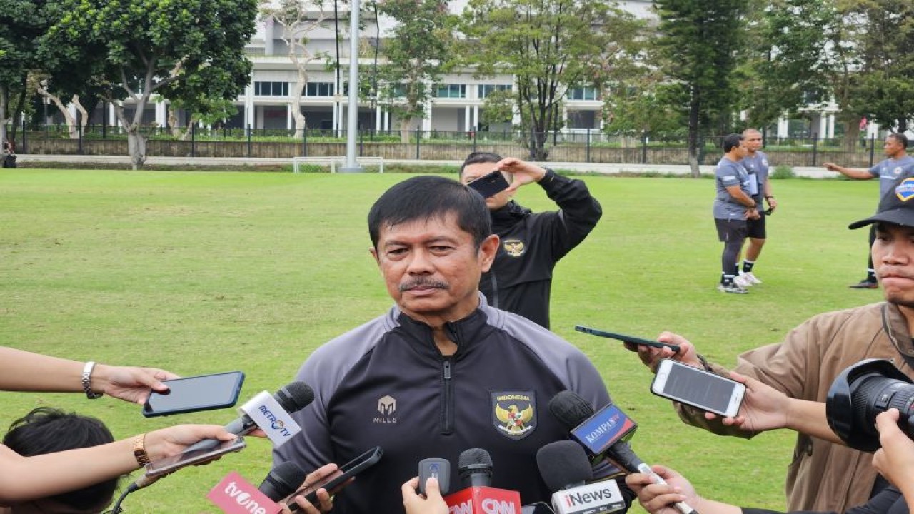 Pelatih tim nasional Indonesia U-19 sekaligus Direktur Teknik timnas Indonesia Indra Sjafri seusai memimpin latihan timnas Indonesia U-19 di Lapangan A, Komplek Gelora Bung Karno, Kamis (04/01/2023). (ANTARA/FAJAR SATRIYO)