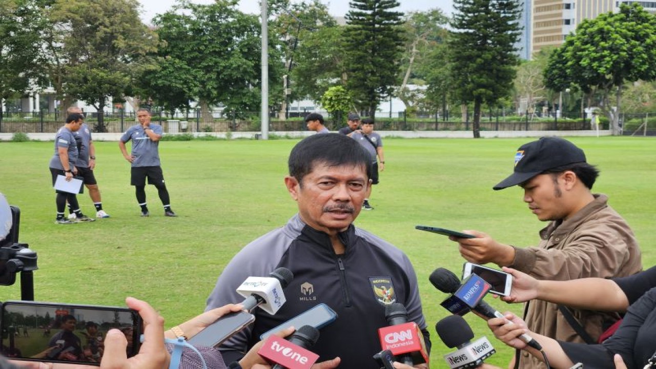 Pelatih tim nasional Indonesia U-19 sekaligus Direktur Teknik timnas Indonesia Indra Sjafri seusai memimpin latihan timnas Indonesia U-19 di Lapangan A, Komplek Gelora Bung Karno, Kamis (04/01/2023). (ANTARA/FAJAR SATRIYO)