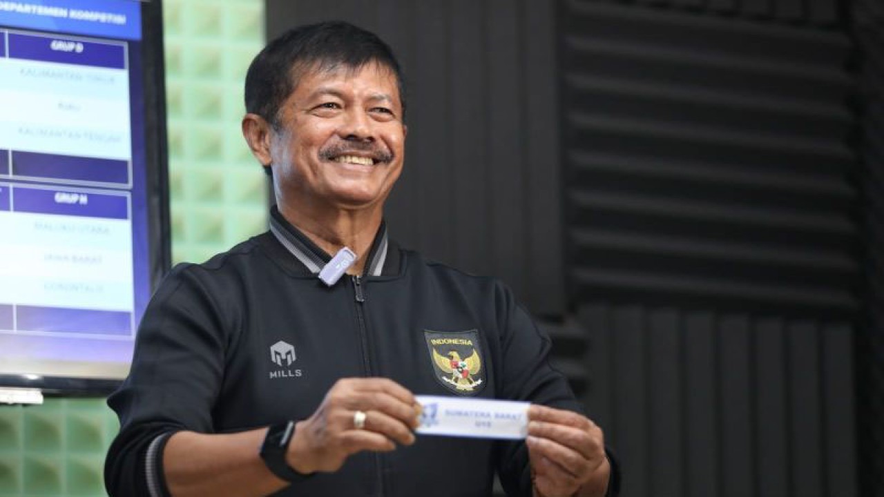 Pelatih timnas Indonesia U-10 Indra Sjafri saat berpartisipasi dalam undian babak fase grup Piala Soeratin 2024 U-13, U-15, dan U-17 putaran nasional, Selasa (9/1/2023). (ANTARA/Ho/PSSI)