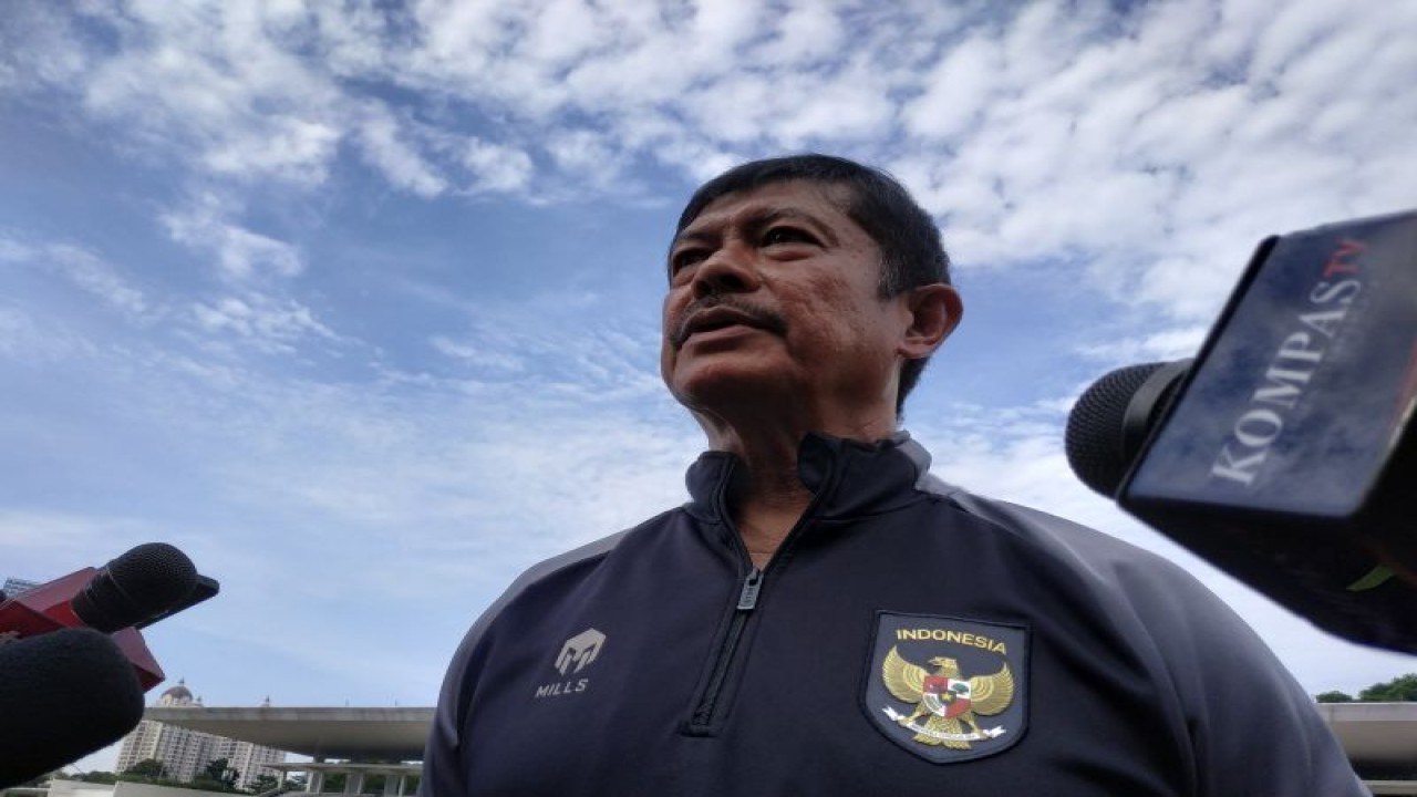 Pelatih Tim Nasional (Timnas) Indonesia U-20 Indra Sjafri saat ditemui usai laga uji coba Timnas U-20 melawan Bhayangkara FC di Stadion Madya Senayan, Jakarta, Sabtu (13/01/2023). (ANTARA/Agatha Olivia Victoria)