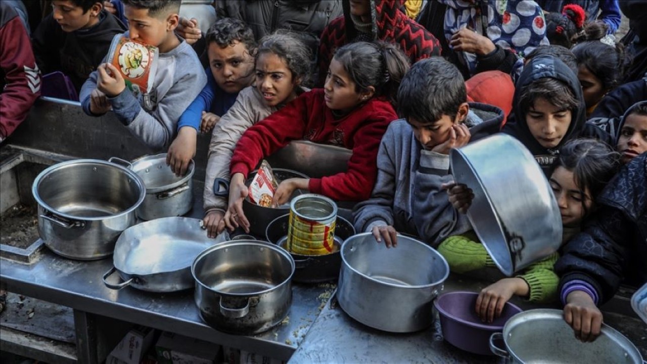 Warga Palestina di Gaza kelaparan di tengah kekurangan pasokan makanan akibat serangan Israel pada 26 Januari 2024. (Abed Rahim Khatib/Anadolu Agency)