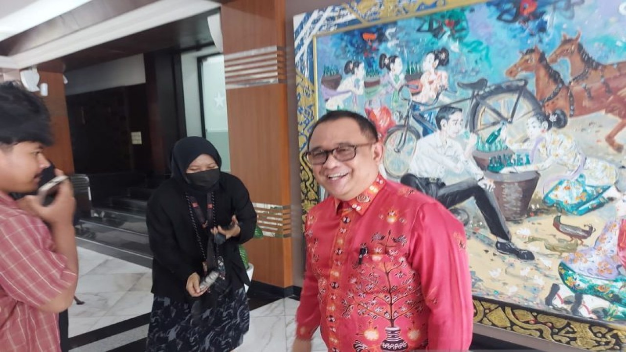 Koordinator Staf Khusus Presiden Ari Dwipayana memberikan keterangan kepada wartawan di Gedung Kementerian Sekretariat Negara, Jakarta, Senin (29/1/2024). ANTARA/Andi Firdaus