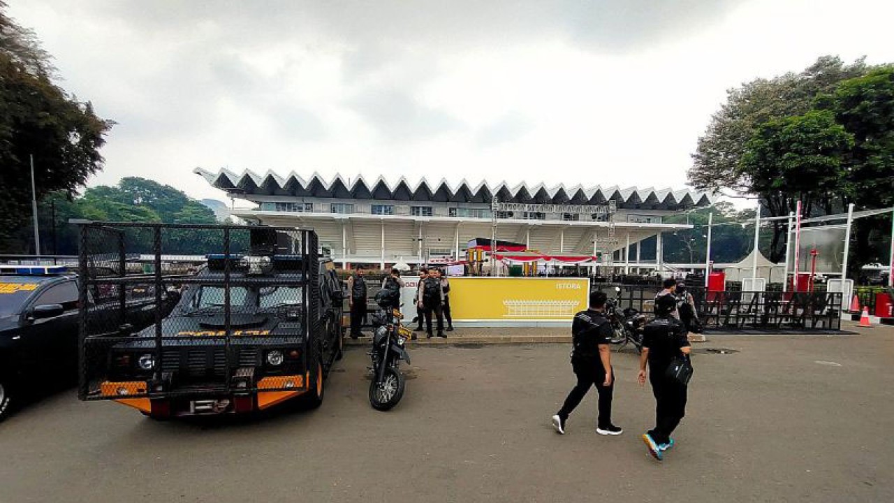 Sejumlah polisi berjaga di depan pintu masuk tamu VIP debat Capres di Istora Senayan, Gelora Bung Karno, Jakarta, Minggu (7/1/2024). ANTARA/ Bayu Pratama Syahputra.