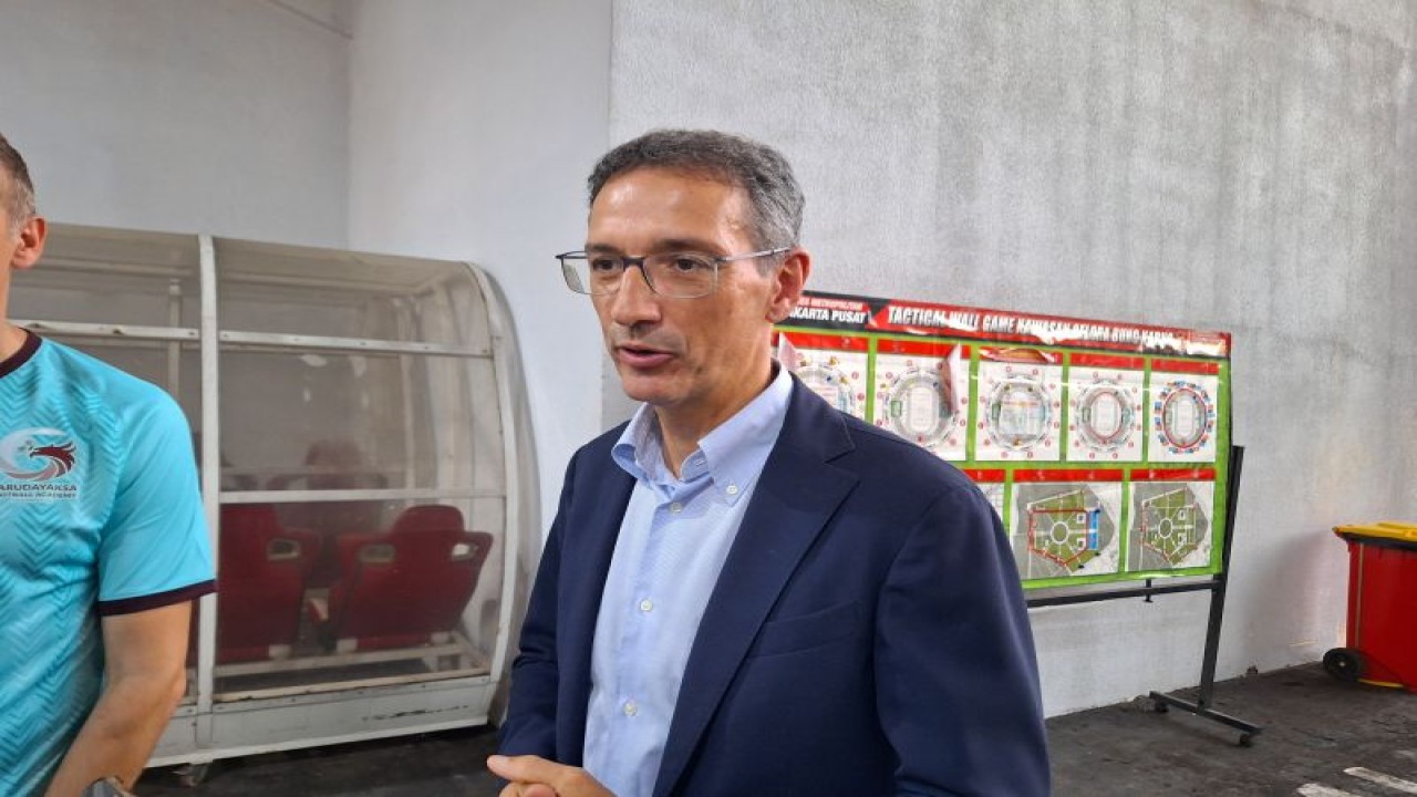 Direktur Aspire Academy Ivan Bravo seusai menjalani konferensi pers penandatanganan kerjasama dengan Akademi Garudayaksa di Stadion Gelora Bung Karno, Jakarta, Senin (08/01/2024). (ANTARA/FAJAR SATRIYO)