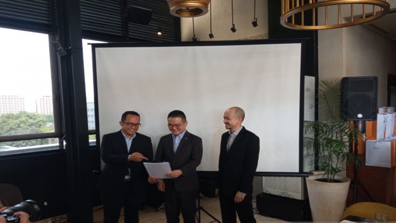 Jajaran Tim PT Mirae Asset Sekuritas Indonesia di kawasan SCBD, Jakarta, Rabu (24/01/2024). (ANTARA/ Muhammad Heriyanto)