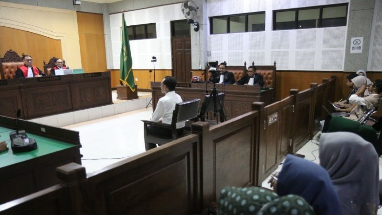 Suasana sidang perkara korupsi gratifikasi mantan Wali Kota Bima Muhammad Lutfi dengan agenda pembacaan dakwaan oleh jaksa penuntut umum dari KPK di Pengadilan Tipikor pada Pengadilan Negeri Mataram, NTB, Senin (22/1/2024). (ANTARA/Dhimas B.P.)