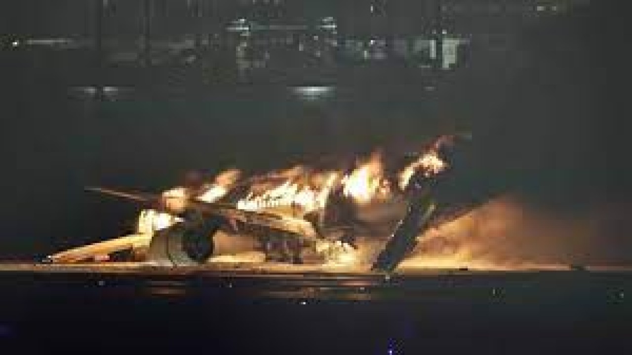 Pesawat Japan Airlines terbakar di landasan pacu Bandara aneda Tokyo/ist