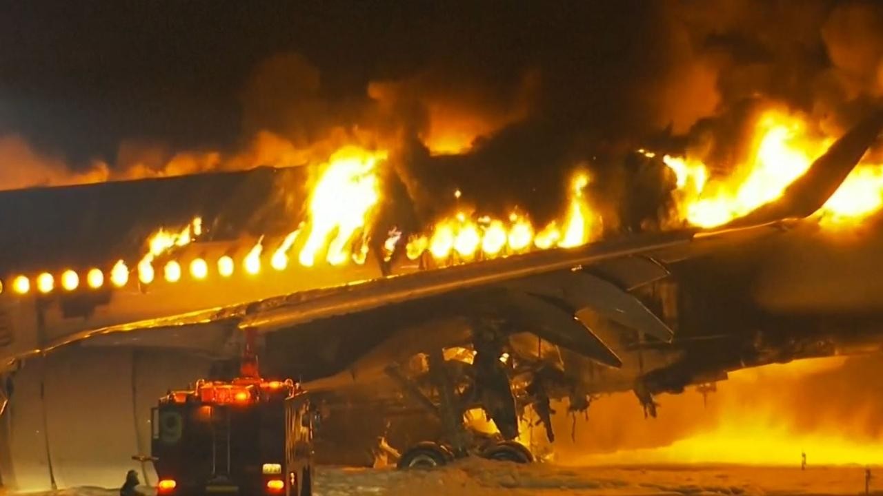 Pesawat Japan Airlines terbakar di landasan pacu Bandara Haneda Tokyo/ist
