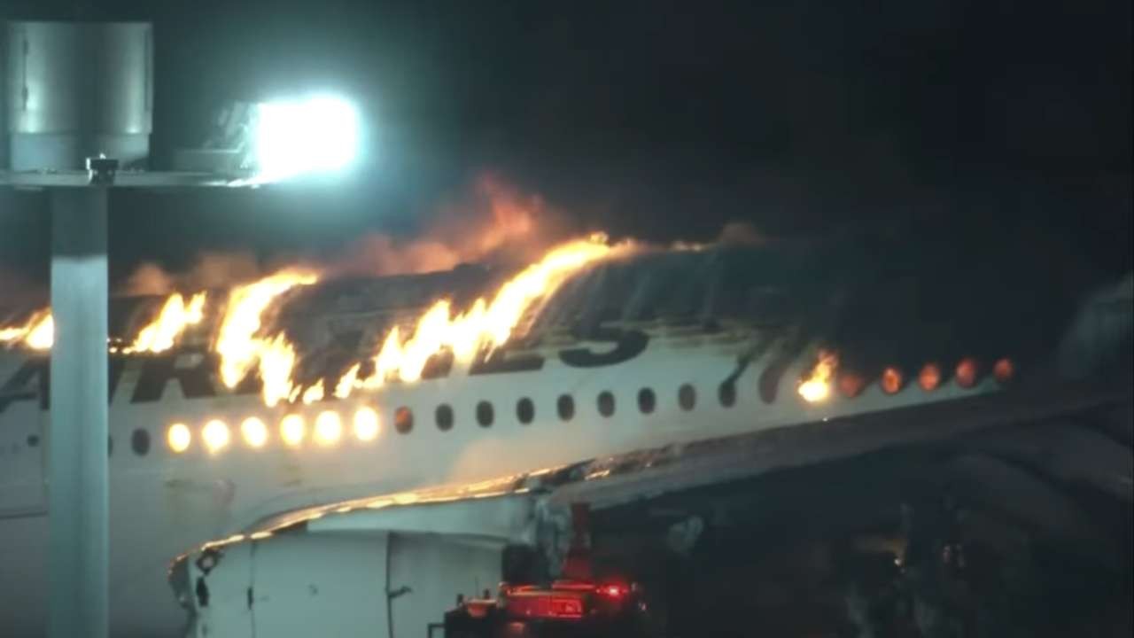 Pesawat Japan Airlines hangus terbakar akibat tabrakan dengan pesawat lain di landasan pacu Bandara Haneda, Tokyo/ist