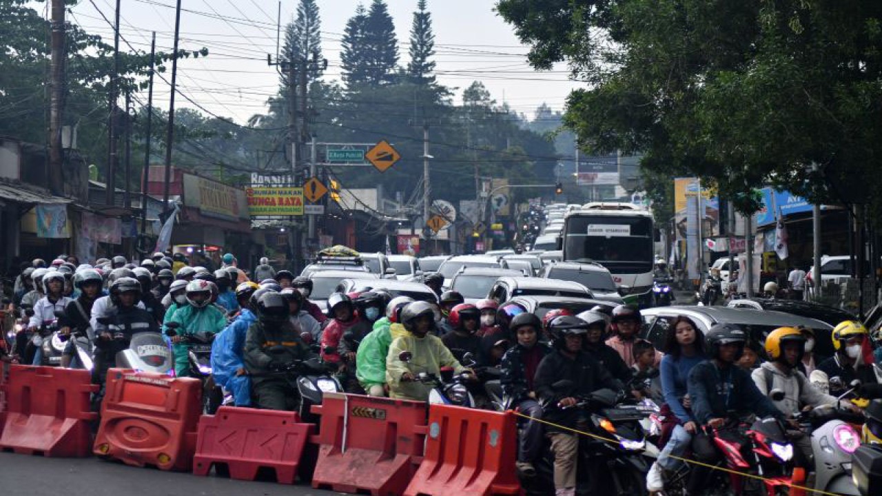 Sejumlah kendaraan melintas di Jalan Raya Puncak, Megamendung, Kabupaten Bogor, Jawa Barat, Senin (1/1/2024). (ANTARA FOTO/Arif Firmansyah/foc)