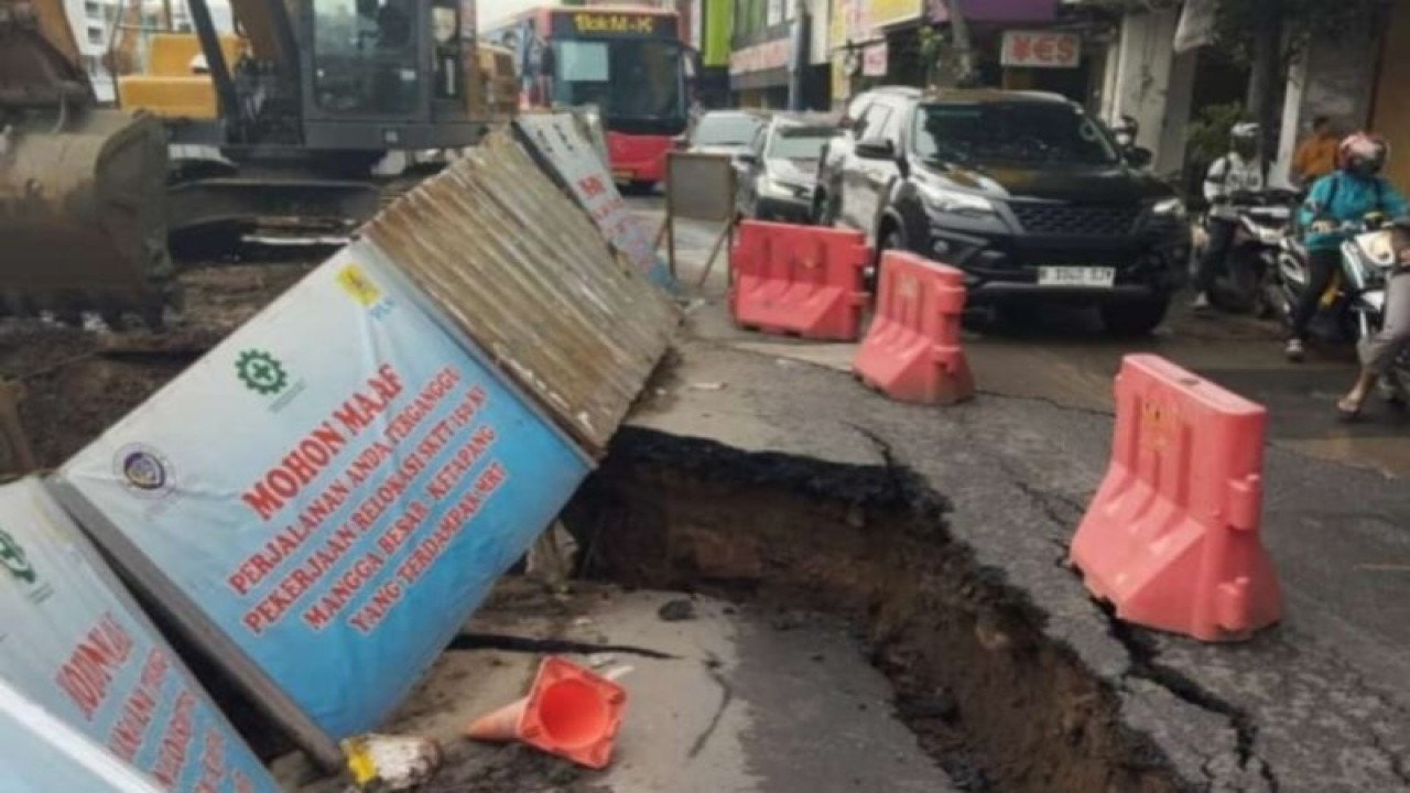 Jalan yang ambles di Olimo, Jakarta Barat, Kamis (4/1/2023). (ANTARA/HO-PT TransJakarta)