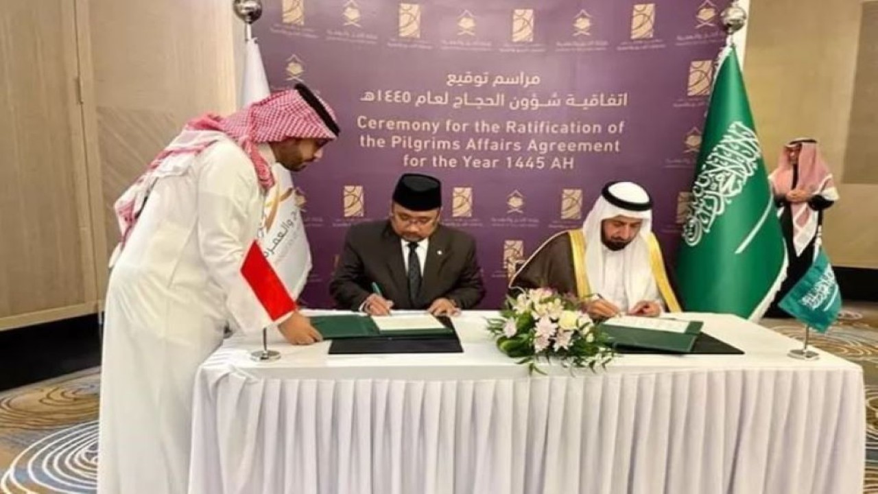 Menteri Agama (Menag) Yaqut Cholil Qoumas dan Menteri Haji dan Umrah Arab Saudi Tawfiq F. Al-Rabiah menandatangani kesepakatan perhajian (Ta'limatul Hajj) di Jeddah. (Istimewa/Kemenag)