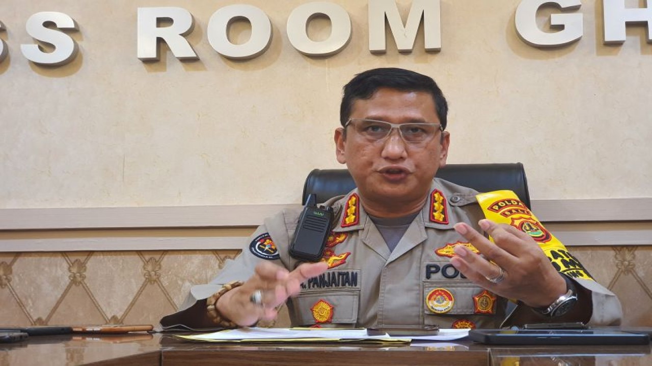Kepala Bidang Hubungan Masyarakat Kepolisian Daerah Bali Komisaris Besar Polisi Jansen Avitus Panjaitan memberikan penjelasan terkait penanganan perkara kasus lift maut Ayu Terra Resort di Mapolda Bali, Rabu (17/1/2024). ANTARA/Rolandus Nampu