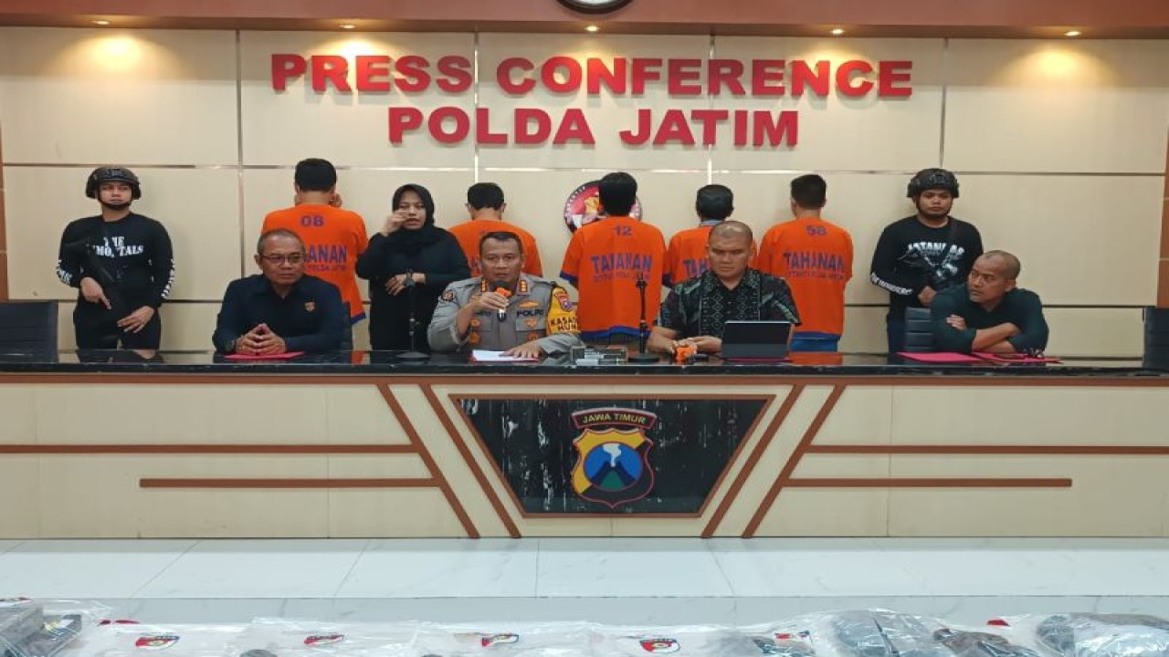 Kepolisian Daerah Jawa Timur saat merilis kasus penembakan terhadap seorang tokoh masyarakat Sampang di Mapolda setempat, Surabaya, Kamis (11/1/2024). ANTARA/HO-Bidhumas Polda Jatim