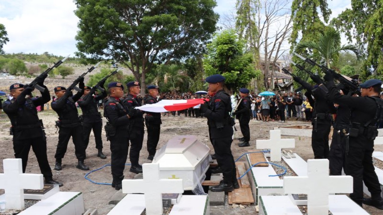 Upacara pemakaman jenazah Briptu (Anumerta) Alfando Steve Karamoy di Taman Makam Pahlawan (TMP) Kelurahan Tanjung Tuis, Kecamatan Luwuk Selatan, Kabupaten Banggai, Senin (22/1/2024). (ANTARA/HO-Humas Polda Sulteng)
