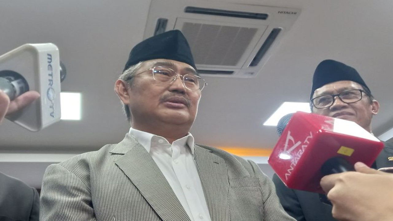 Mantan Ketua Mahkamah Konstitusi (MK) Jimly Ashiddiqie setelah menghadiri pelantikan anggota MKMK permanen di Gedung Mahkamah Konstitusi, Jakarta, Senin (8/1/2024). ANTARA/M. Mardiansyah Al Afghani