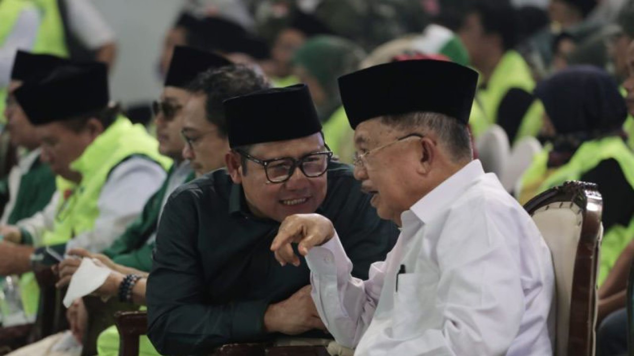 Wakil Presiden ke-10 dan 12 RI Jusuf Kalla dan cawapres nomor urut 1 Muhaimin Iskandar (kiri) berbincang saat menghadiri "Konsolidasi Akbar Anies & Muhaiminin AMIN Jawa Timur" di DBL Arena, Kota Surabaya, Jawa Timur, Rabu (10/1/2024). (ANTARA/Moch Asim)