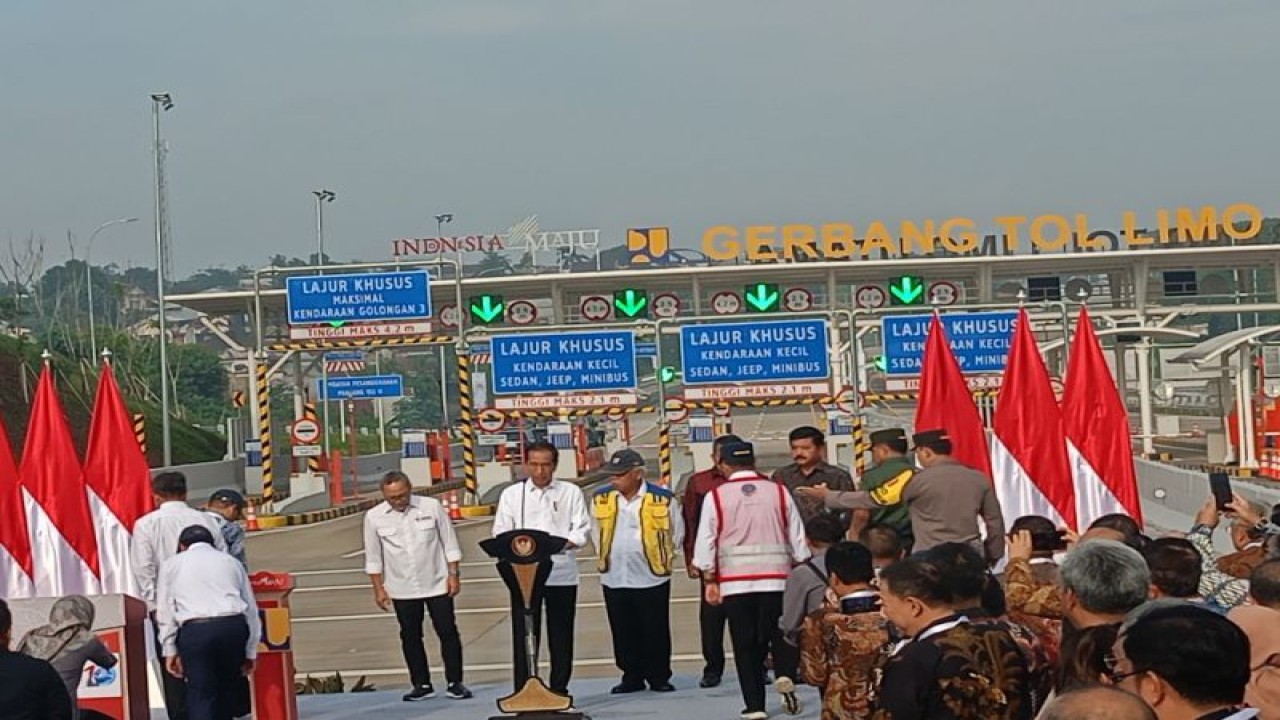 Presiden Joko Widodo saat meresmikan Tol Pamulang-Cinere-Raya Bogor, di Gerbang Tol Limo Utama, Depok, Jawa Barat, Senin (8/1/2024). (ANTARA/Rangga Pandu Asmara Jingga).