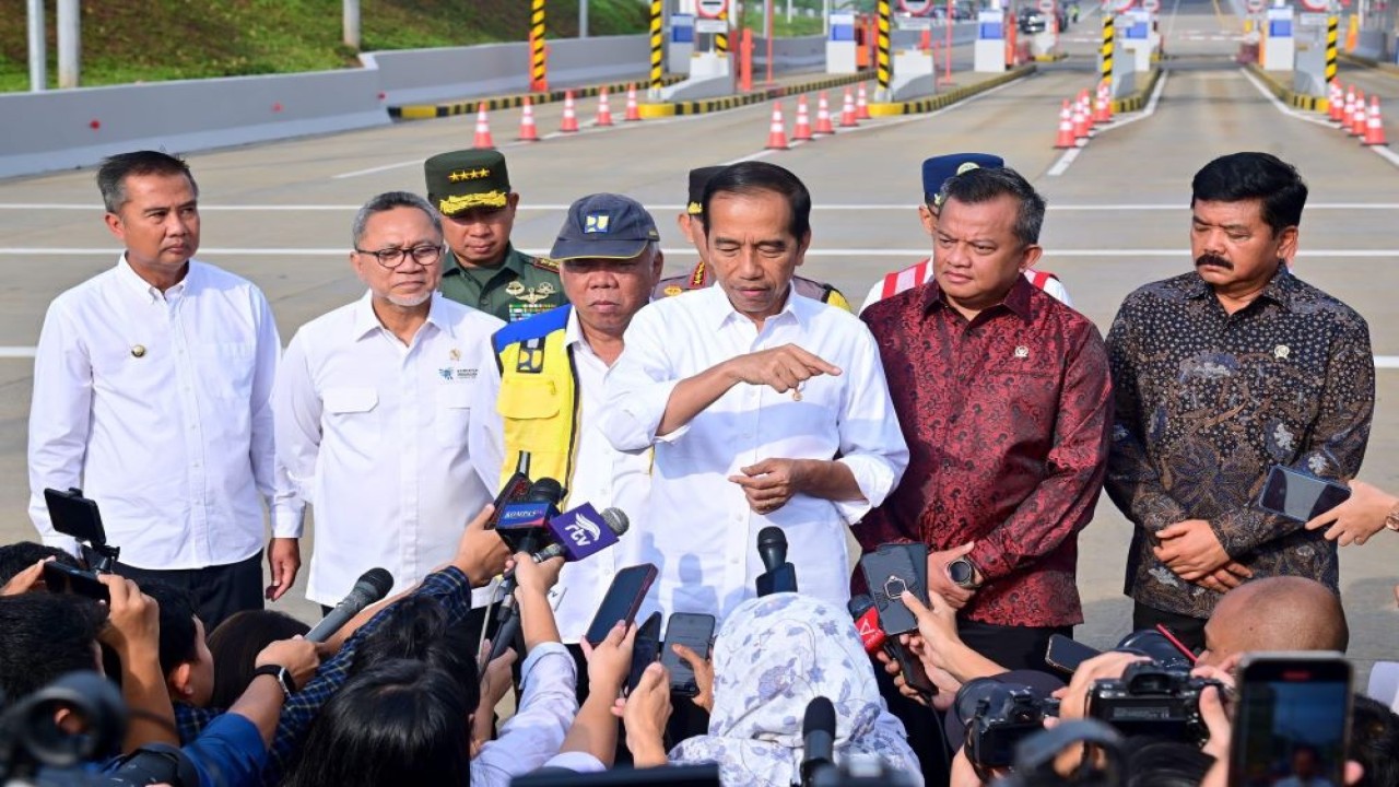 Presiden Jokowi usai meresmikan Jalan Tol Pamulang-Cinere-Raya Bogor di Gerbang Tol Limo Utama, Kota Depok, Jawa Barat, Senin (08/01/2024). (Foto: BPMI Setpres/Muchlis Jr)